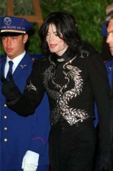 Michael Jackson delays Cristmas party